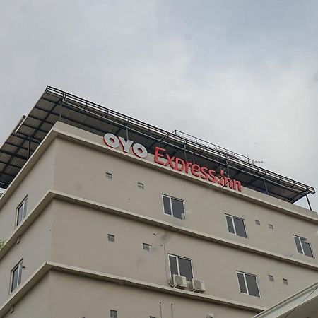Oyo 616 Express Inn Palembang Buitenkant foto